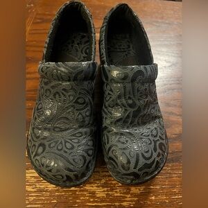 Elegant Black Patterned Women's Clogs
